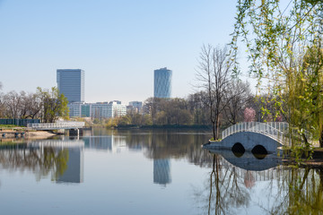 Bürogebäude am Park einer Großstadt