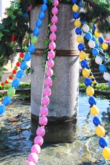 Tradition in Bayern: Dorfbrunnen, mit bunten Ostereiern geschmückt, Allgäu