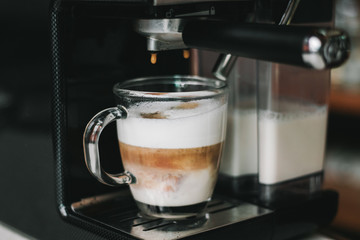 Máquina preparando capuccino 