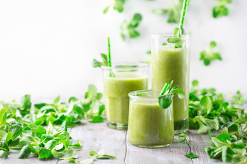 Obraz na płótnie Canvas Detox diet concept: Green spinach smoothie on table