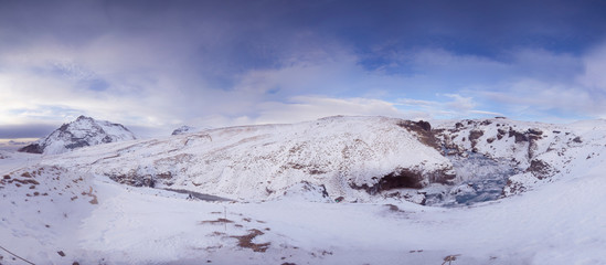 Fototapeta na wymiar panoramica de skogafoss paisaje nevado en Islandia