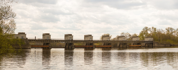 Obraz premium Dam blocking the river and raising the water level for navigation