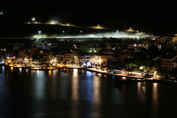 Fototapeta na wymiar Nacht über der Marina von Podgora