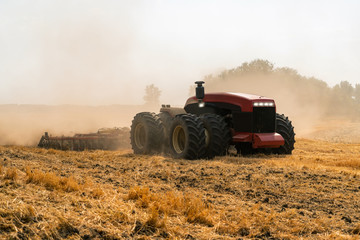 Autonomer Traktor, der auf dem Feld arbeitet. Intelligente Landwirtschaft