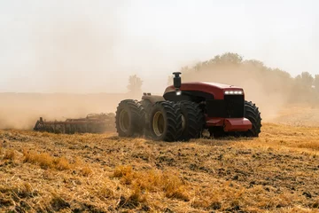 Decke mit Muster Traktor Autonomer Traktor, der auf dem Feld arbeitet. Intelligente Landwirtschaft