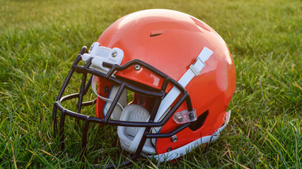 American football helm auf spielfeld grüner wiese