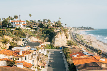 View of residential neighborhood and cliffs along the beach in San Clemente, Orange County, California - obrazy, fototapety, plakaty