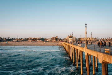 Obraz premium The pier at sunset, in Huntington Beach, Orange County, California