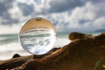 Fototapeta na wymiar Meer Küste durch Glaskugel