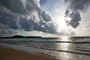 Meer Küste auf dem hintergrund der Wolke