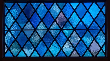 Crédence de cuisine en verre imprimé Coloré Détail de volets en forme de losange bleu dans la lumière colorée du vitrail de l& 39 église catholique