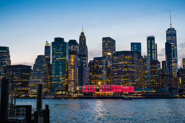 Fototapeta premium Widok na most Brookliński o zmierzchu od East River. Nowy Jork