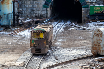 Underground mining locomotive for carts