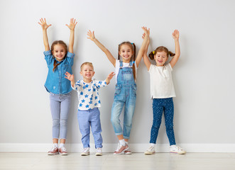 Obraz premium happy kids friends around empty walls.