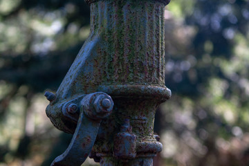 Brunnen Pumpe im Focus Metal Textur Hintergrund 
