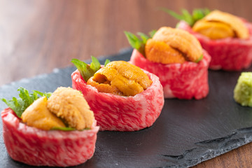 うにと和牛の寿司 © skdkzhr