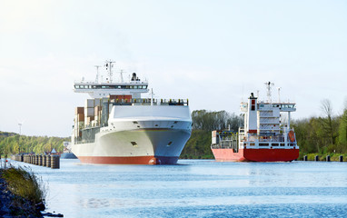 Begegnung von Frachtschiffen auf dem Nord-Ostsee-Kanal in Schleswig-Holstein