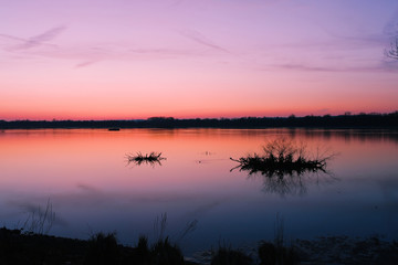 Sonnenuntergang an einem See, ruhiges Gewässer, Weitwinkelaufnahme