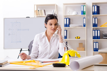 Obraz na płótnie Canvas Female architect working in the office 