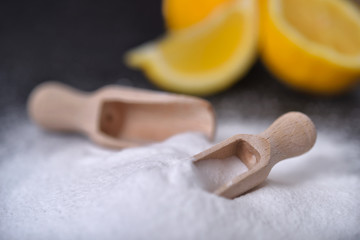 Obraz na płótnie Canvas Baking soda (sodium bicarbonate) and lemon
