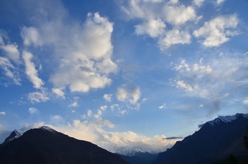 パキスタンのフンザのカリマバード　美しい山と青空と雲