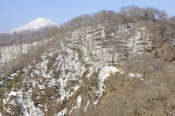 Fototapeta na wymiar 残雪の丹沢山地と富士山