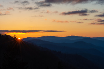 Fototapeta na wymiar Dawn breaks in the Great Smoky Mountains
