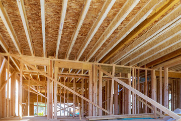 Fototapeta premium Nowa konstrukcja domu o konstrukcji belkowej ustawiła grunt