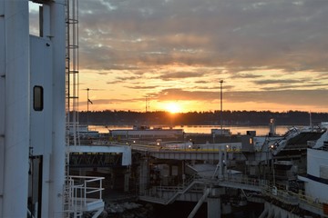 フェリ－でむかえた朝焼け　Ｄａｙ　Ｂｒｅａｋ