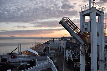 Obraz premium フェリ－でむかえた朝焼け Ｄａｙ Ｂｒｅａｋ