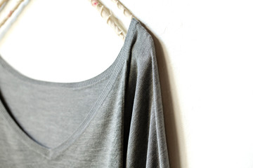 ハンガーにかけたグレーのカットソーの上半身