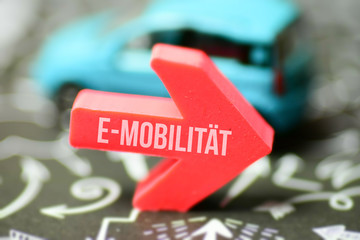 Ein Auto und Pfeil, der in Richtung Elektro Mobilität zeigt
