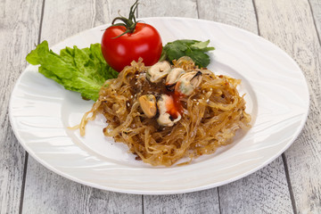 Wok noodle with mussels