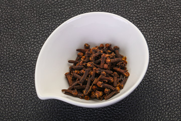 Dry clove seeds