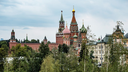 Fototapeta na wymiar Moscow kremlin and St Basil cathedral