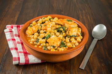 Garbanzos con bacalao y espinacas