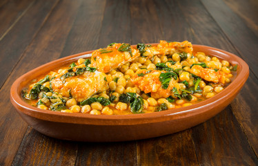 Garbanzos con bacalao y espinacas
