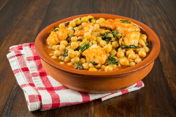 Garbanzos con bacalao y espinacas