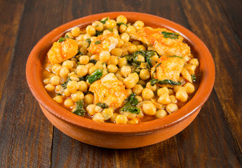 Garbanzos con bacalao y espinacas