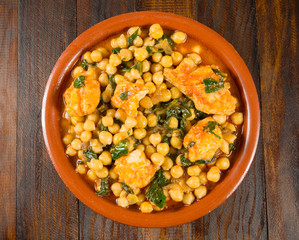 Garbanzos con bacalao y espinacas