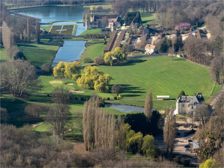 vue aérienne du château de Villarceaux dans le Val d'Oise en France
