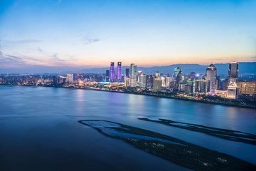 Obraz premium cityscape and skyline of downtown near water of Hong Kong at night 
