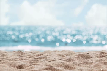 Foto auf Leinwand Seascape abstrakten Strand Hintergrund. Unschärfe Bokeh Licht von ruhigem Meer und Himmel. Konzentrieren Sie sich auf Sandvordergrund. © jakkapan