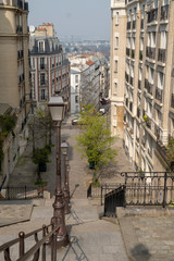 Fototapeta na wymiar In den Strassen von Paris, Gasse mit Treppe zum Hügel des Montmartre