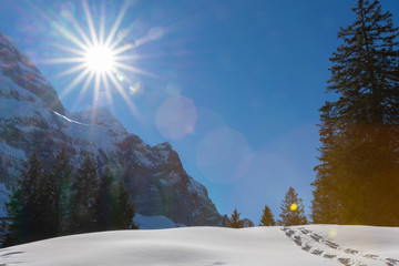 Sonnenstrahlen im Gebirge