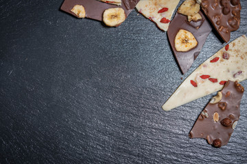 Edle Bruchschokolade auf einer Schiefertafel