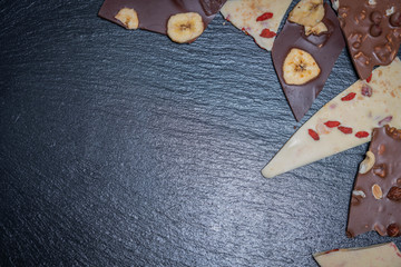 Edle Bruchschokolade auf einer Schiefertafel