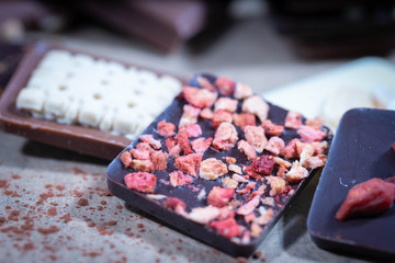 Kreativ verfeinerte Schokoladentäfelchen