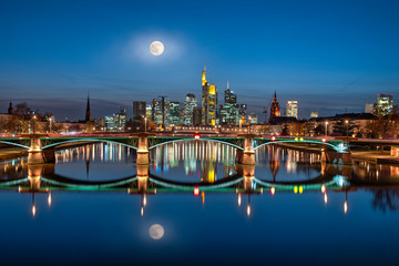 Obraz premium Die Skyline von Frankfurt am Main am Abend mit Vollmond