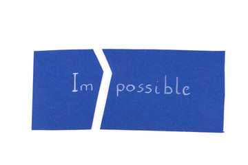 impossible possible su cartoncino blu e sfondo bianco